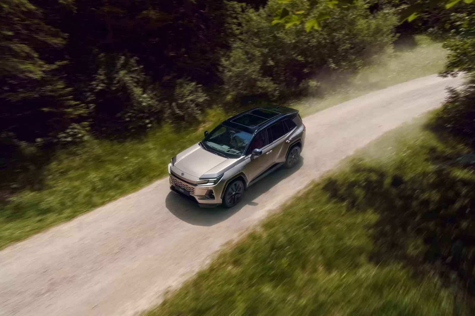 Колата, която порасна с нас: Защо Toyota RAV4 2026 още е като у дома (дори когато животът не е)