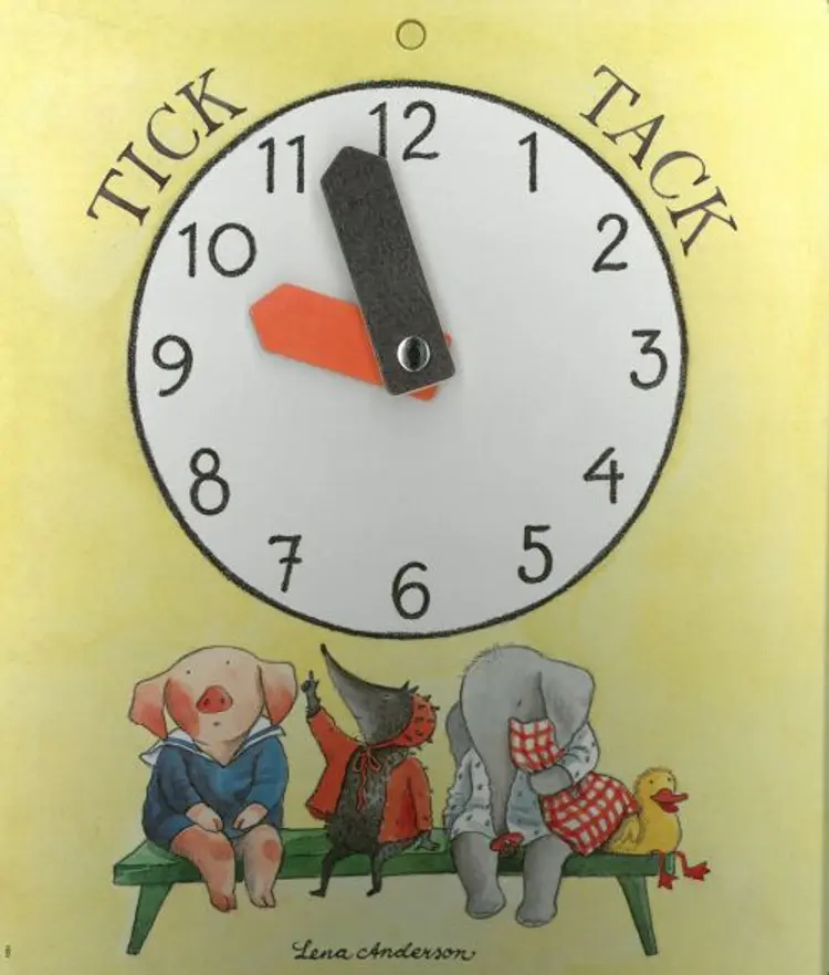 Tick tack träklocka  - Tik tak træur (21 x 25 cm) af Hjelm Förlag