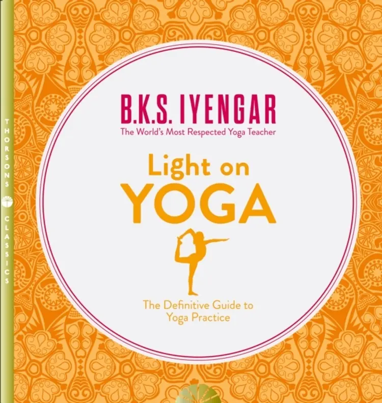 Light on Yoga: The Definitive Guide to Yoga Practice af B. K. S. Iyengar