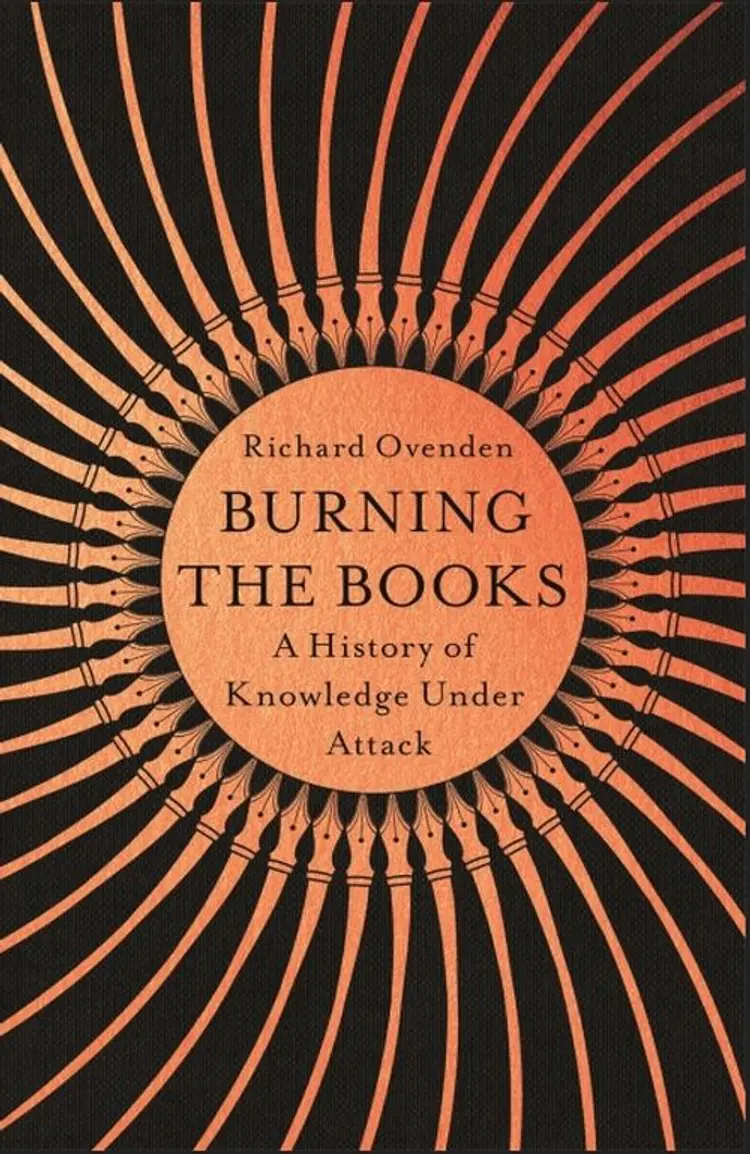 Burning the Books: A History of Knowledge Under Attack af Richard Ovenden