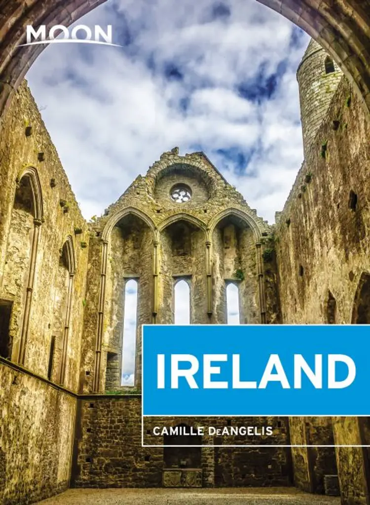 Ireland: Castles, Cliffs, and Lively Local Spots af Camille DeAngelis