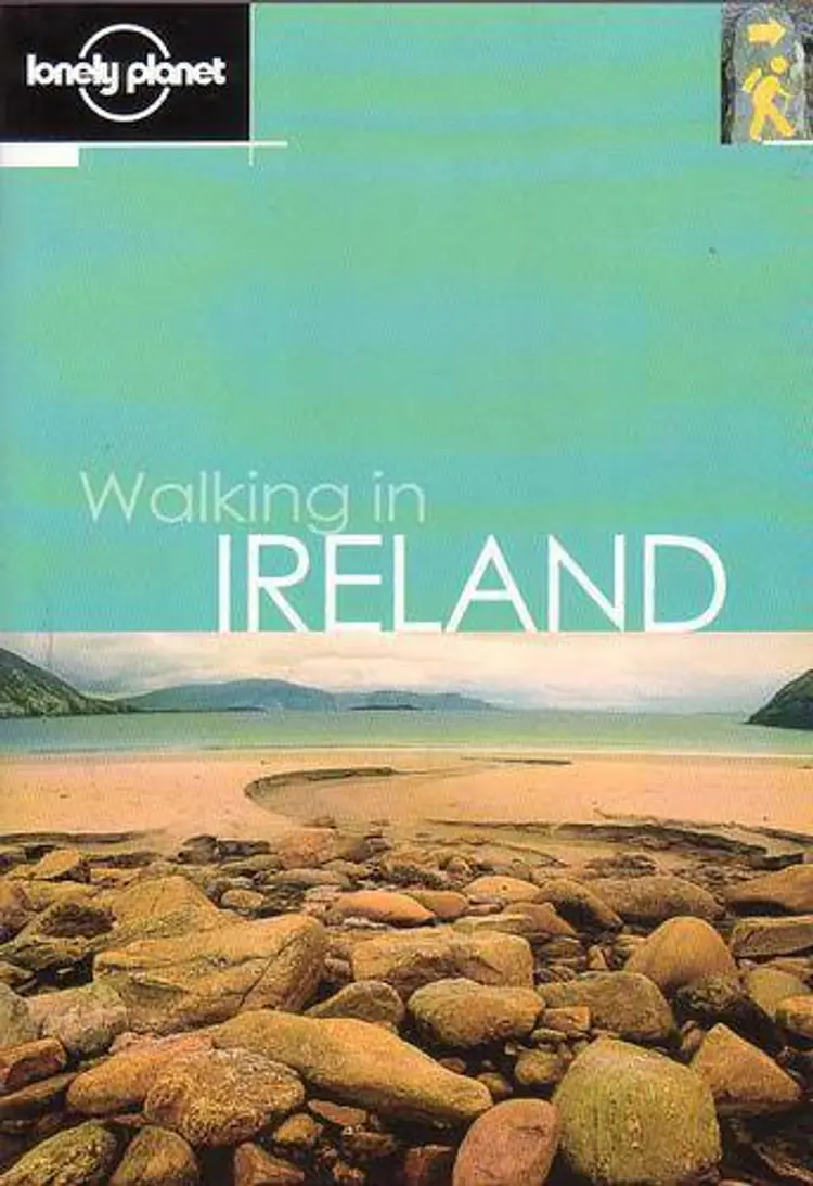 Walking in ireland af Sandra bardwell m.fl.