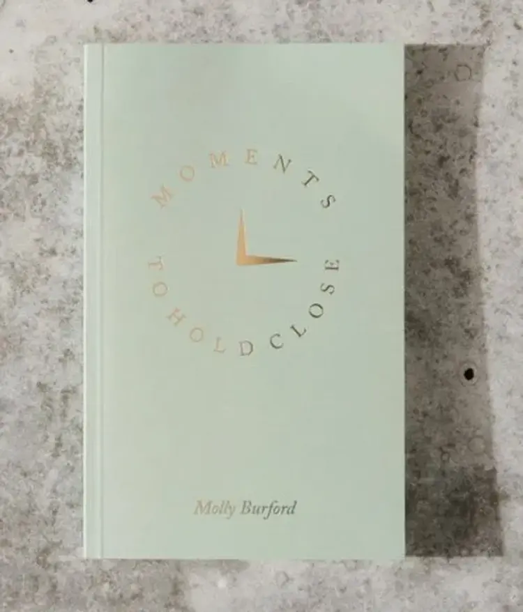 Moments to Hold Close af Molly Burford