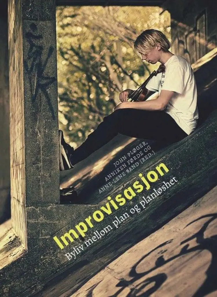 Improvisasjon : byliv mellom plan og planløshet af John Pløger