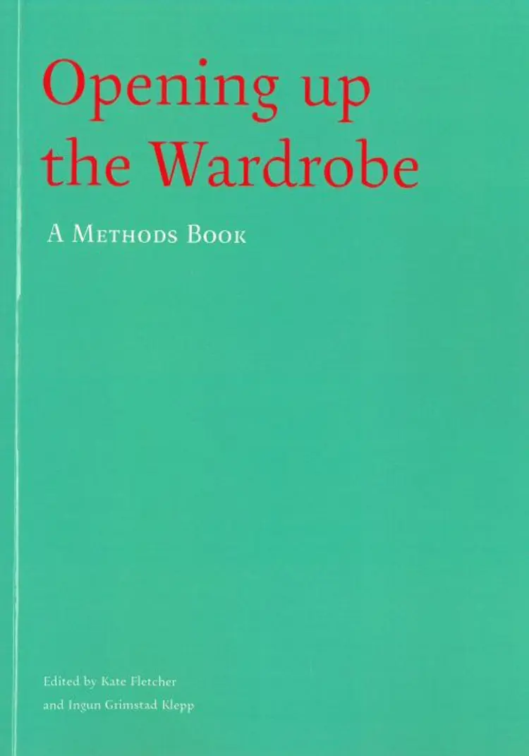 Opening up the wardrobe : a methods book af Kate Fletcher