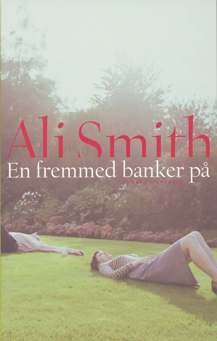 En fremmed banker på af Ali Smith