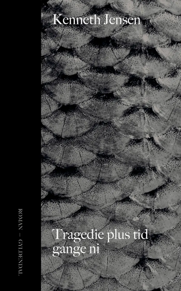 Tragedie plus tid gange ni af Kenneth Jensen