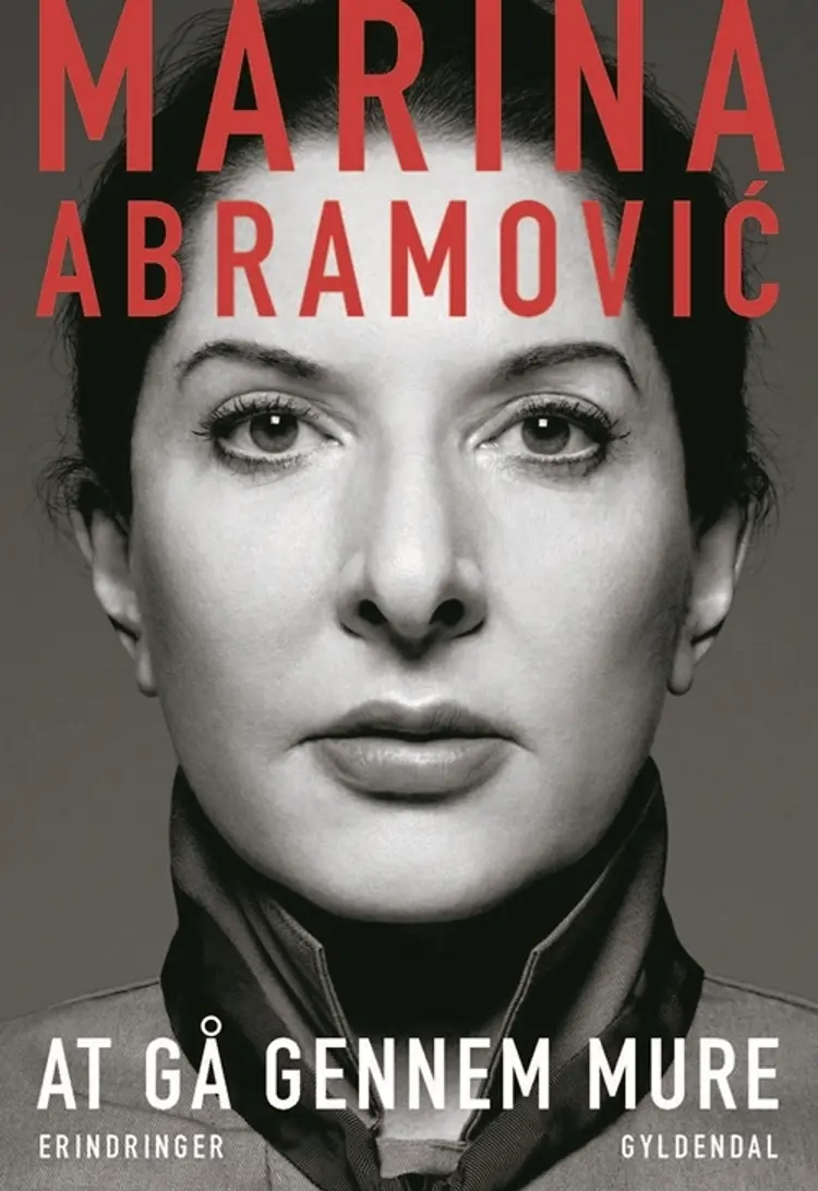 At gå gennem mure af Marina Abramovic