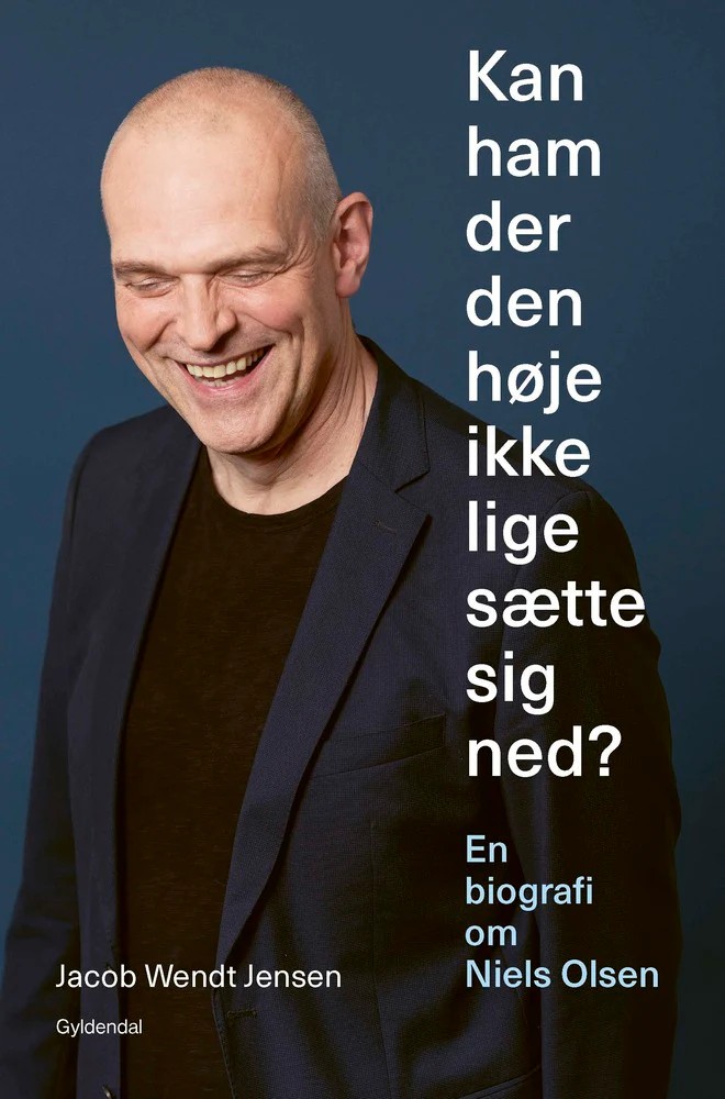 Kan ham der den høje ikke lige sætte sig ned? cover