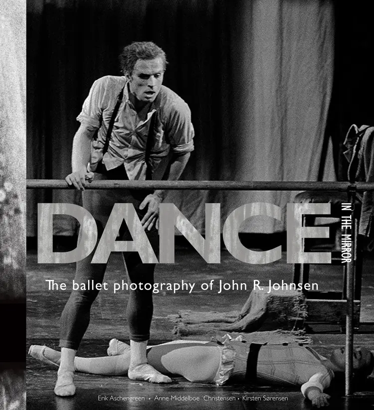 Dance in the mirror af John R. Johnsen