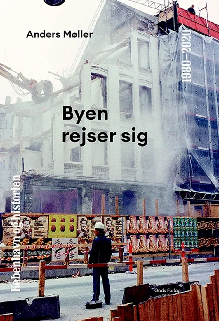 Byen rejser sig af Anders Møller