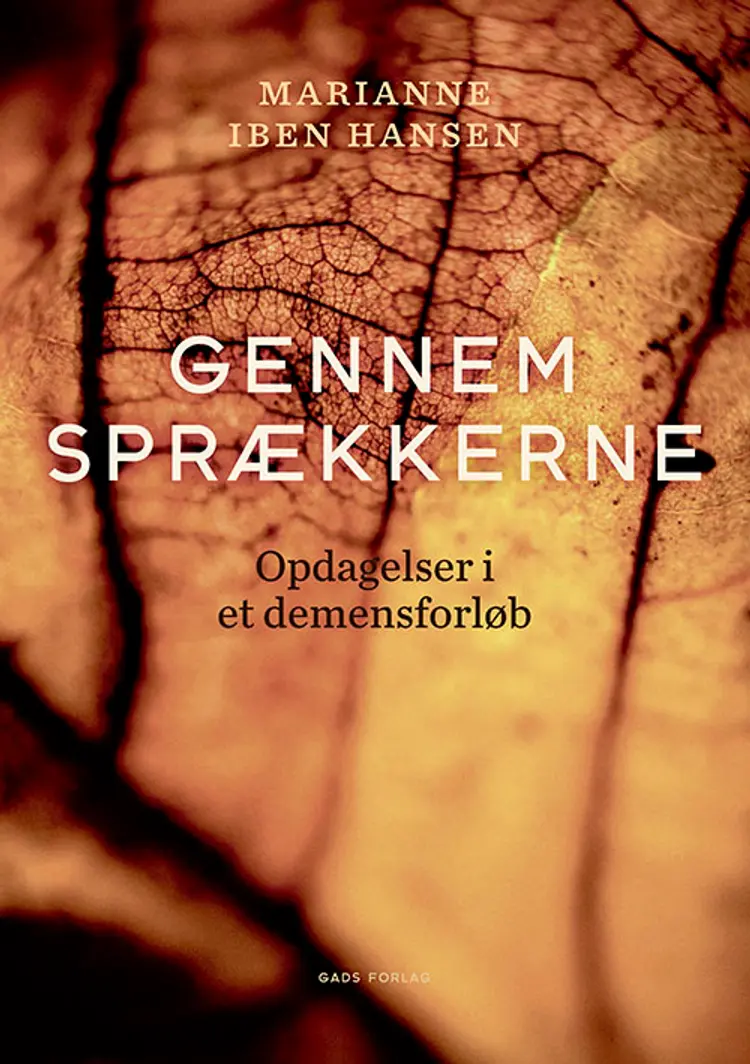 Gennem sprækkerne af Marianne Iben Hansen