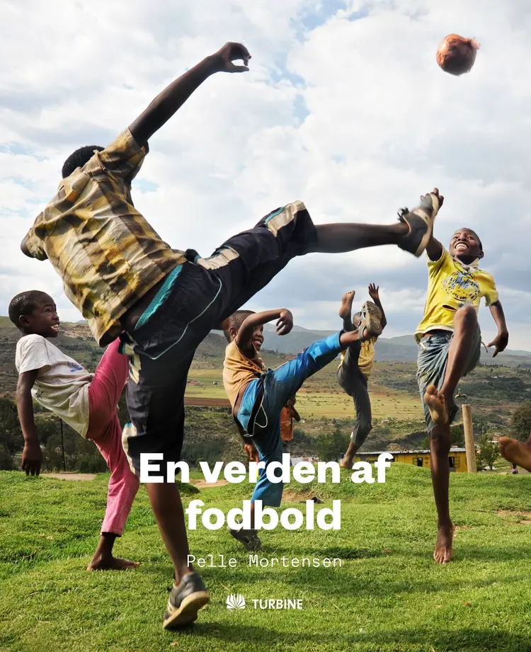 En verden af fodbold af Pelle Mortensen