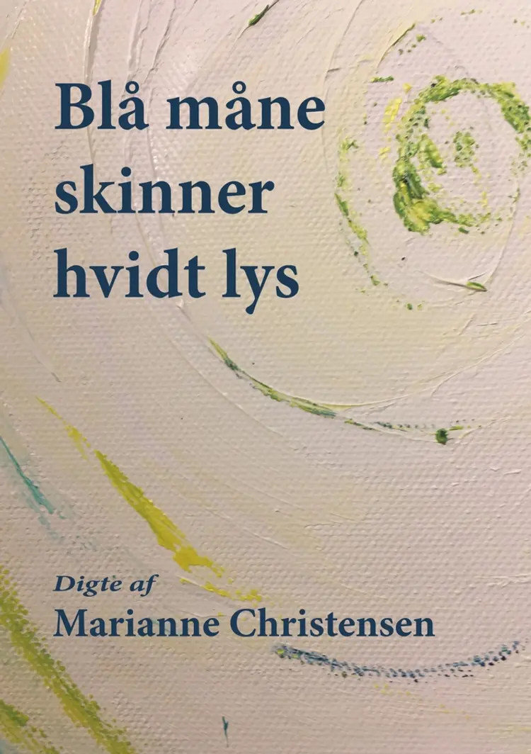 Blå måne skinner hvidt lys af Marianne Christensen