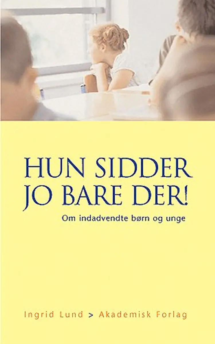 Hun sidder jo bare der! af Ingrid Lund