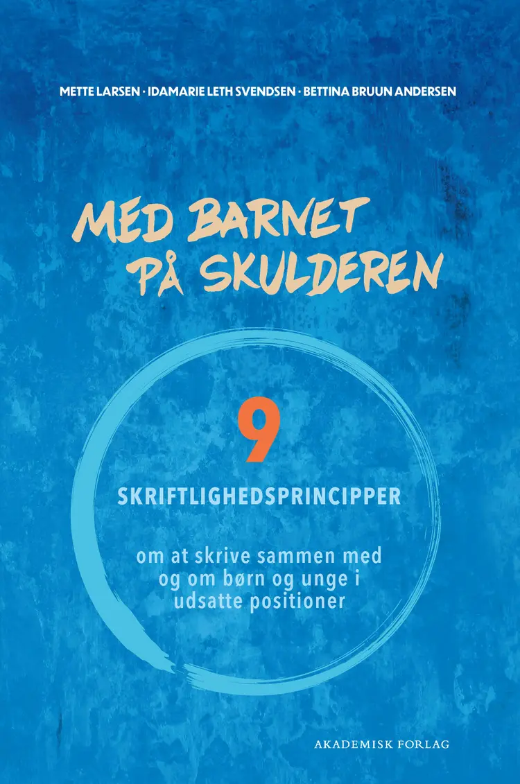 Med barnet på skulderen af Bettina Bruun Andersen