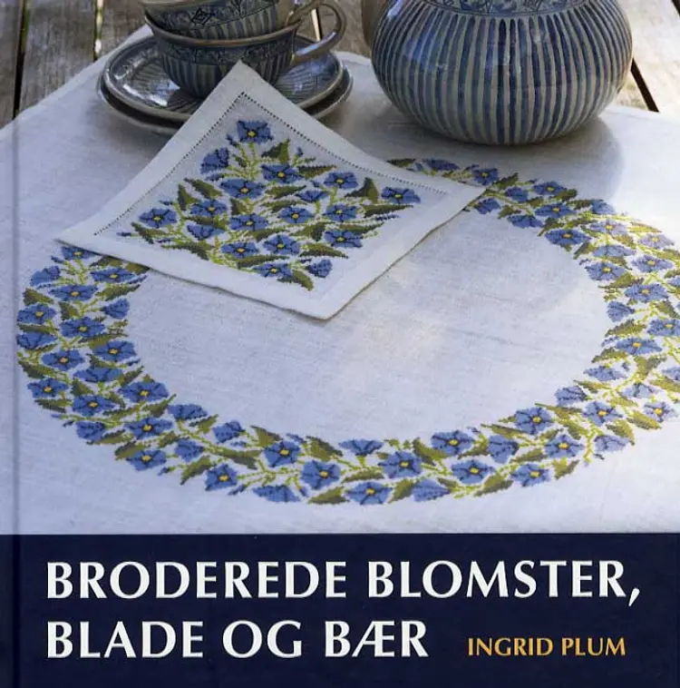 Broderede blomster, blade og bær af Ingrid Plum