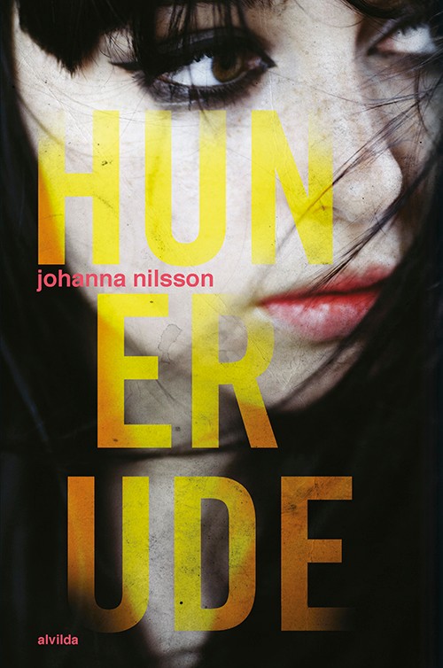 Hun er ude cover