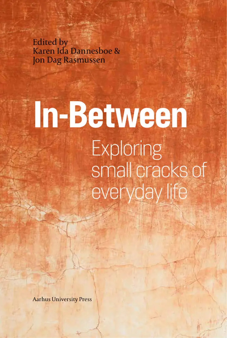 In-between af Karen Ida Dannesboe