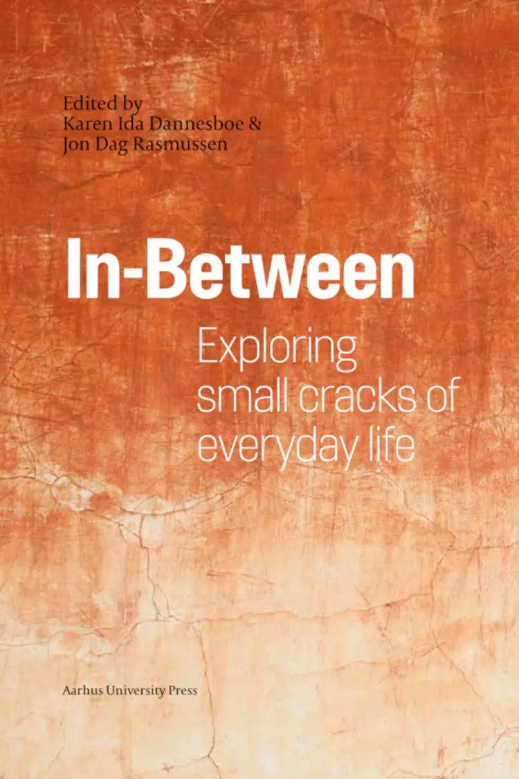 In-between: Exploring small cracks of everyday life af Karen Ida Dannesboe