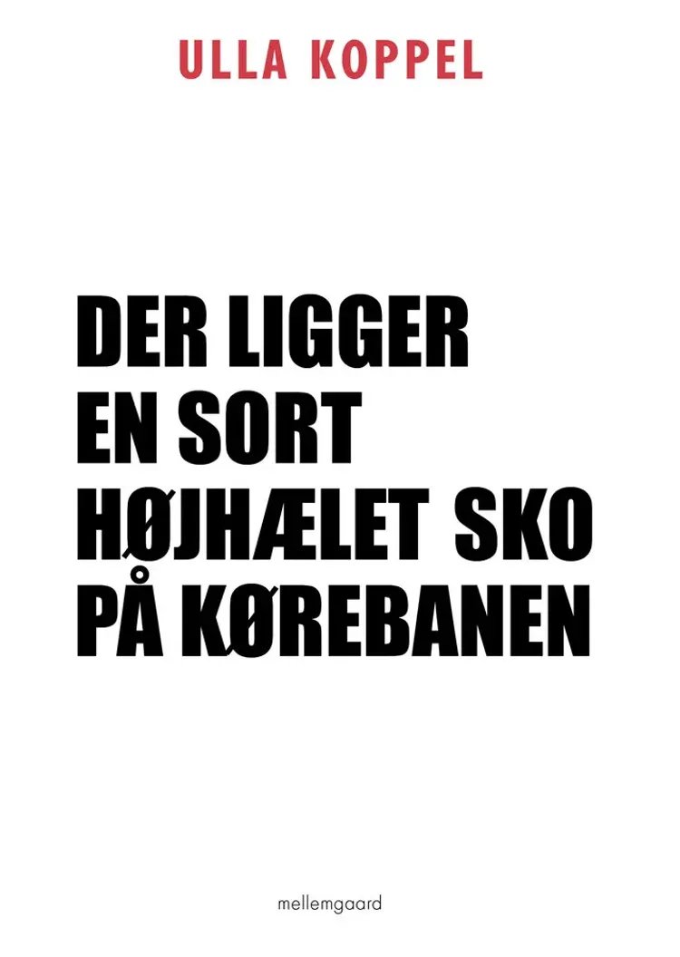 Der ligger en sort højhælet sko på kørebanen af Ulla Koppel