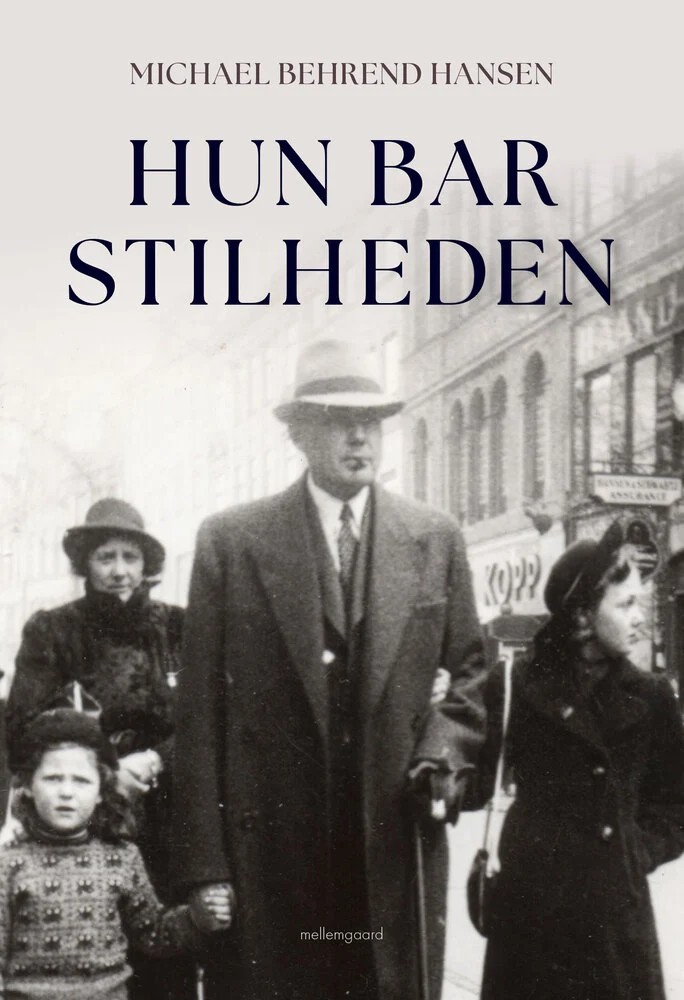 Hun bar stilheden cover