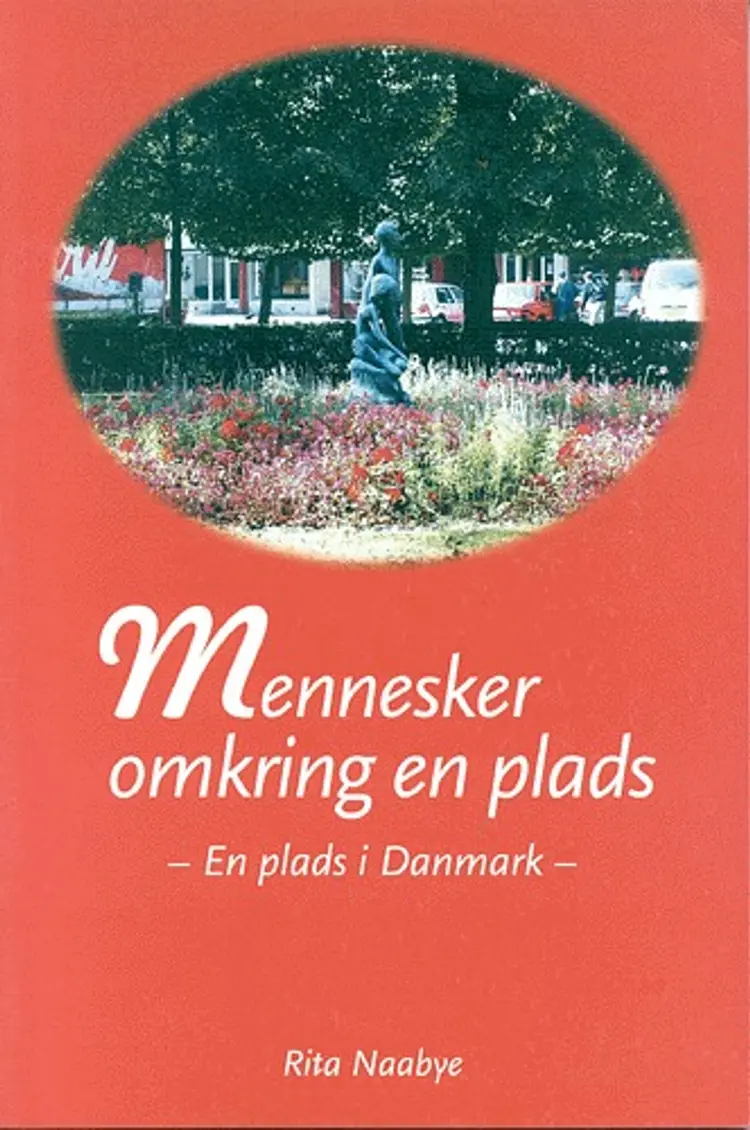 Mennesker omkring en plads af Rita Naabye