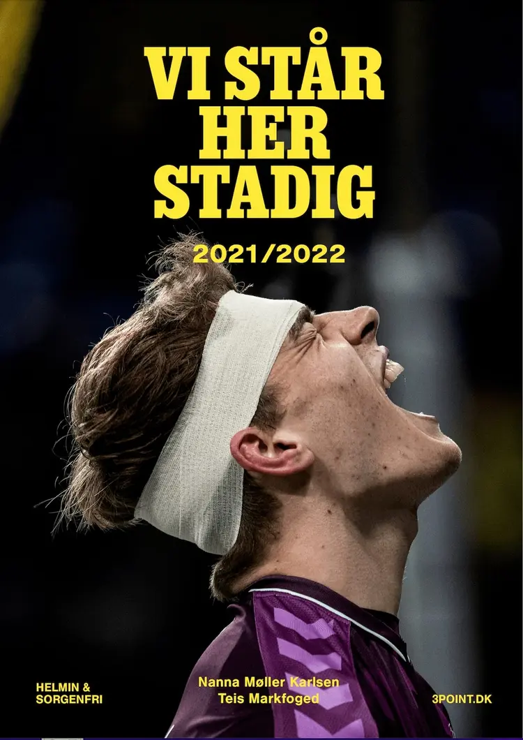 Vi står her stadig 2021/2022 af Nanna Møller Karlsen