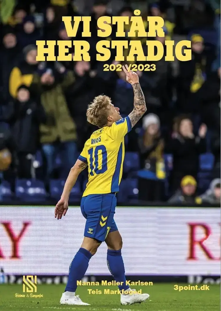 Vi står her stadig 2022/2023 af Nanna Møller Karlsen