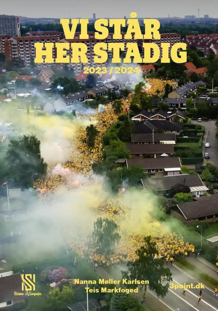 Vi står her stadig 2023/2024 af Nanna Møller Karlsen