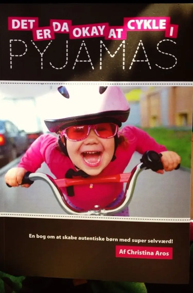 Det er da okay at cykle i pyjamas af Christina Aros