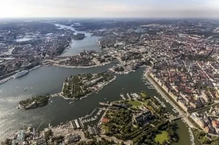 Att bygga en stad : Stockholm under 800 år af Peter Lundevall