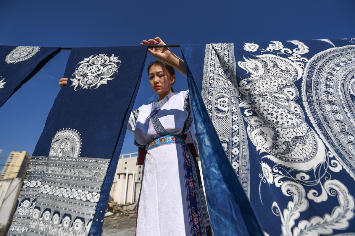 Wanita Ini Warisi Teknik Batik Tradisional China