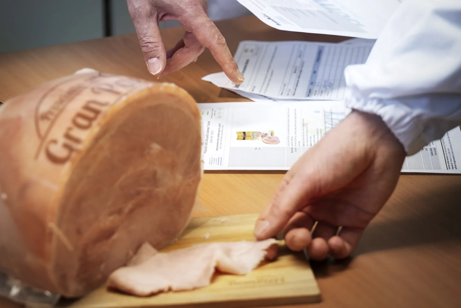 salumificio-bombieri-approfondimenti.webp Scheda tecnica e prosciutto cotto Gran Paese affettato sul tagliere, in reparto qualità Bombieri
