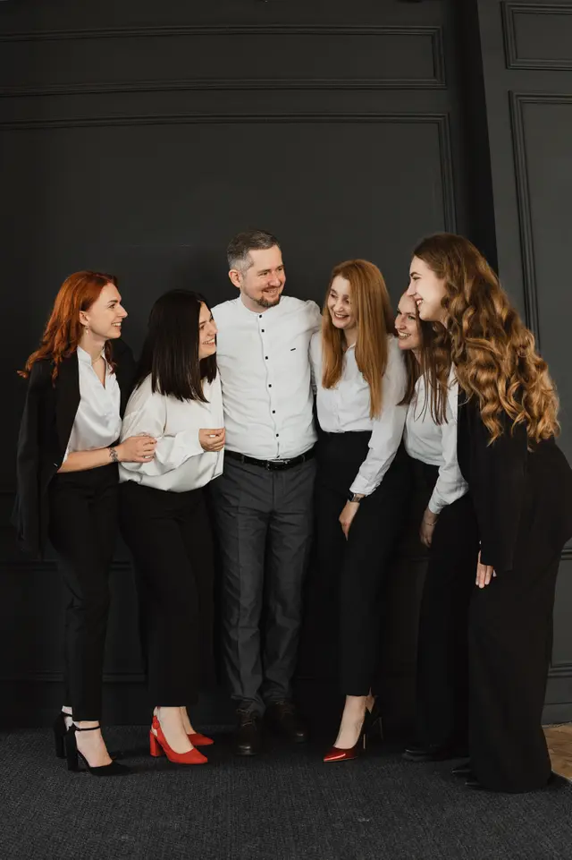 За кожною перемогою стоїть команда. Ми працюємо разом багато років і об’єднані спільними цінностями, атмосферою абсолютної довіри та впевненості один в одному. Для нас важливо не лише вирішити окреме питання, а й вибудувати з клієнтом довгострокові стосунки, засновані на повазі й професіоналізмі. Ми зосереджуємо увагу на деталях, діємо з максимальною старанністю та завжди шукаємо рішення, яке буде найкращим саме для вас. Знайомимо вас із тими, хто щодня працює для вашої впевненості та спокою.