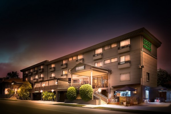 Crest on Barkly Hotel & Apartments Exterior at night