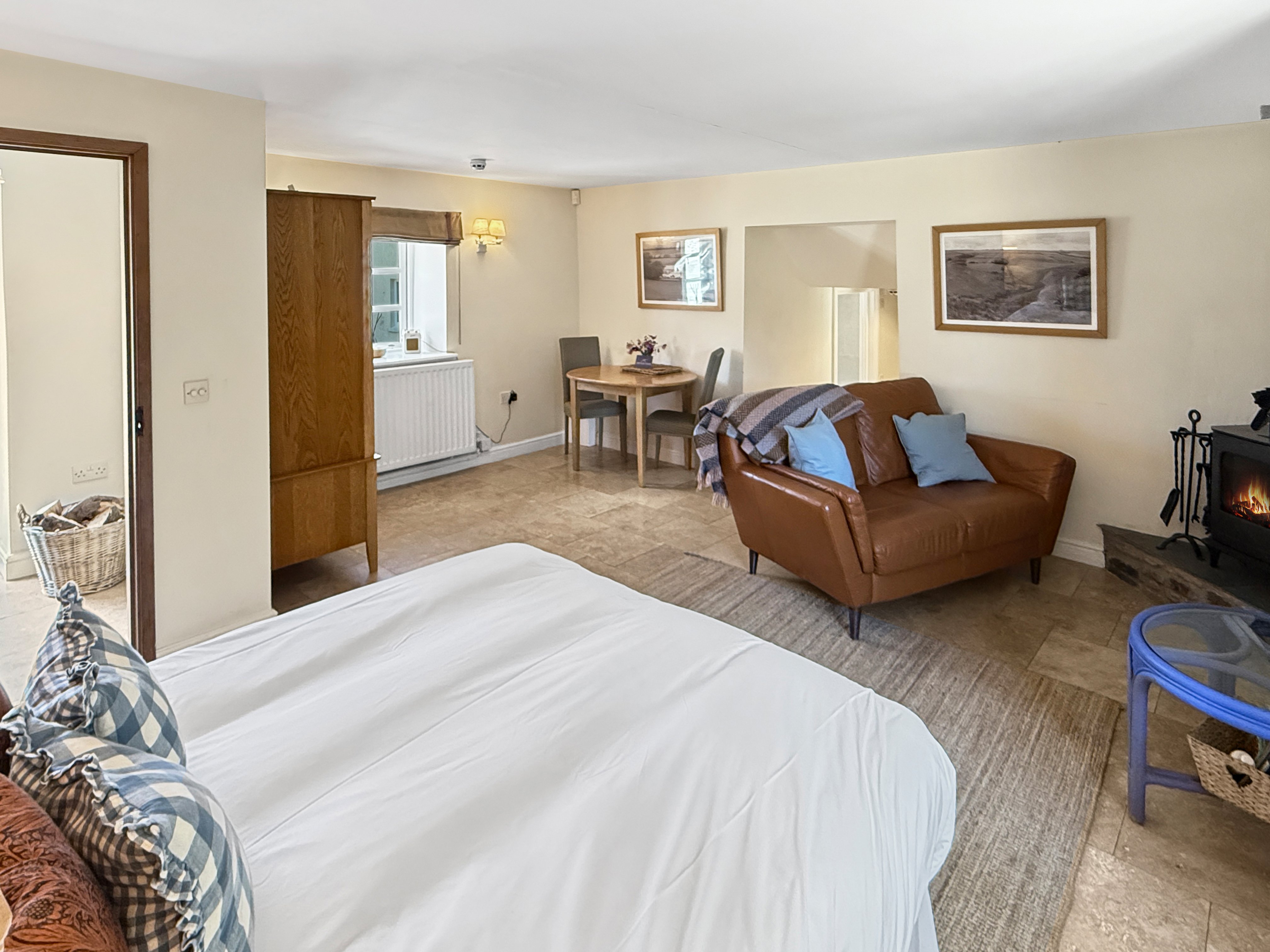 Open plan bedroom and lounge area