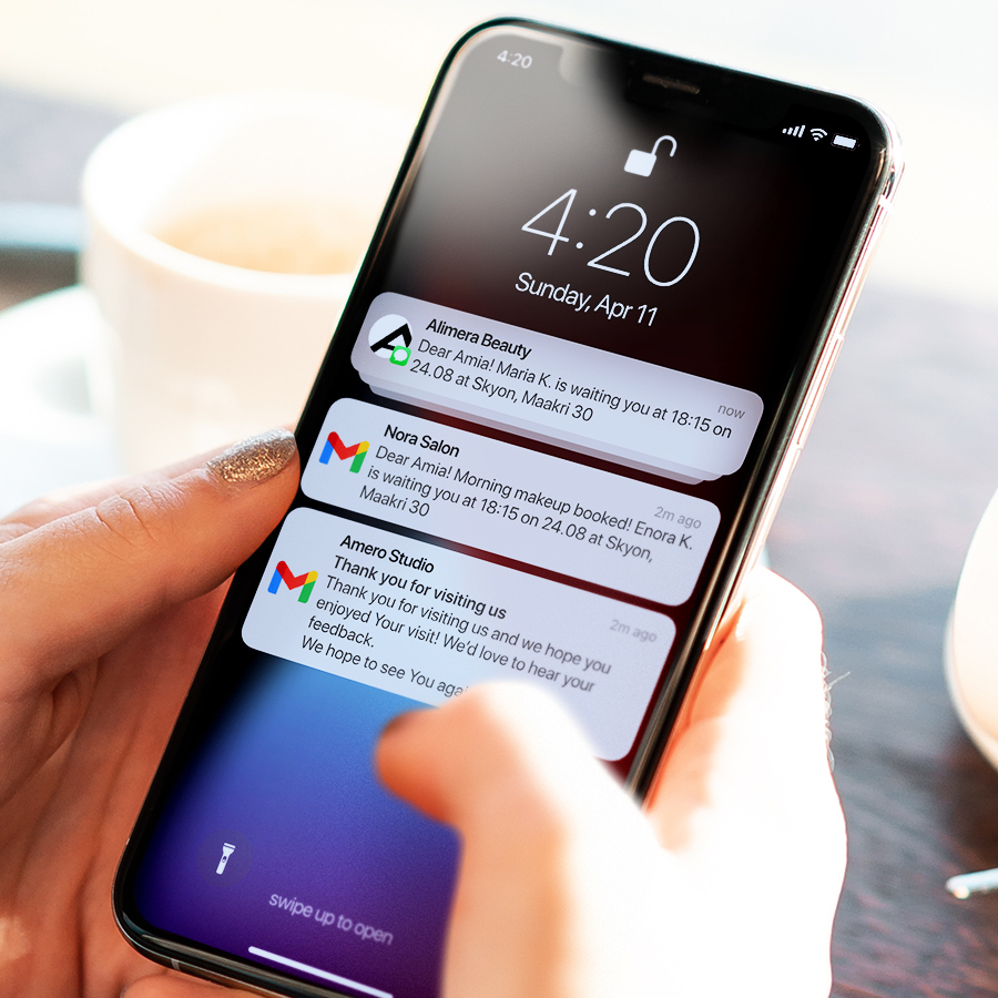 Clienții dvs. vor primi notificări de rezervare instantanee și mementouri în timp util pe ecranul smartphone-ului lor.