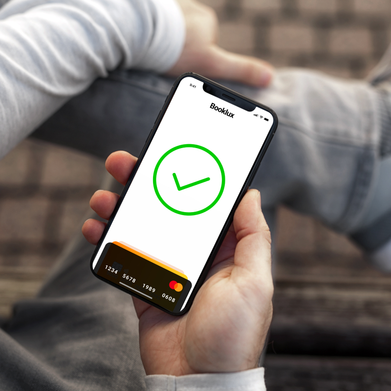 Utilizatorul nostru final care deține un smartphone arată cât de ușor și convenabil sunt plățile online pentru toată lumea.