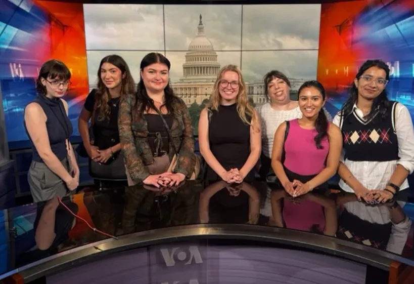 Au studio de `Voice of America` !