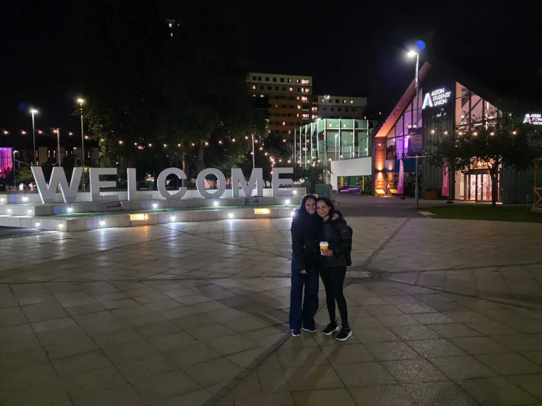 Pesquisa em ciências biomédicas em ação. Uma estudante de ciências biomédicas trabalhando em um laboratório, olhando para um tubo de ensaio.