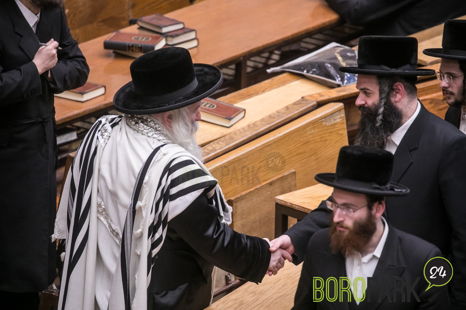 Bobov Rebbe giving a Shmooze for His Chasidim Before Leaving to Israel ...
