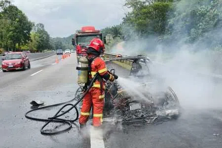 Porsche Car Catches Fire on Highway in Selangor, Malaysia; Driver Escapes Unharmed