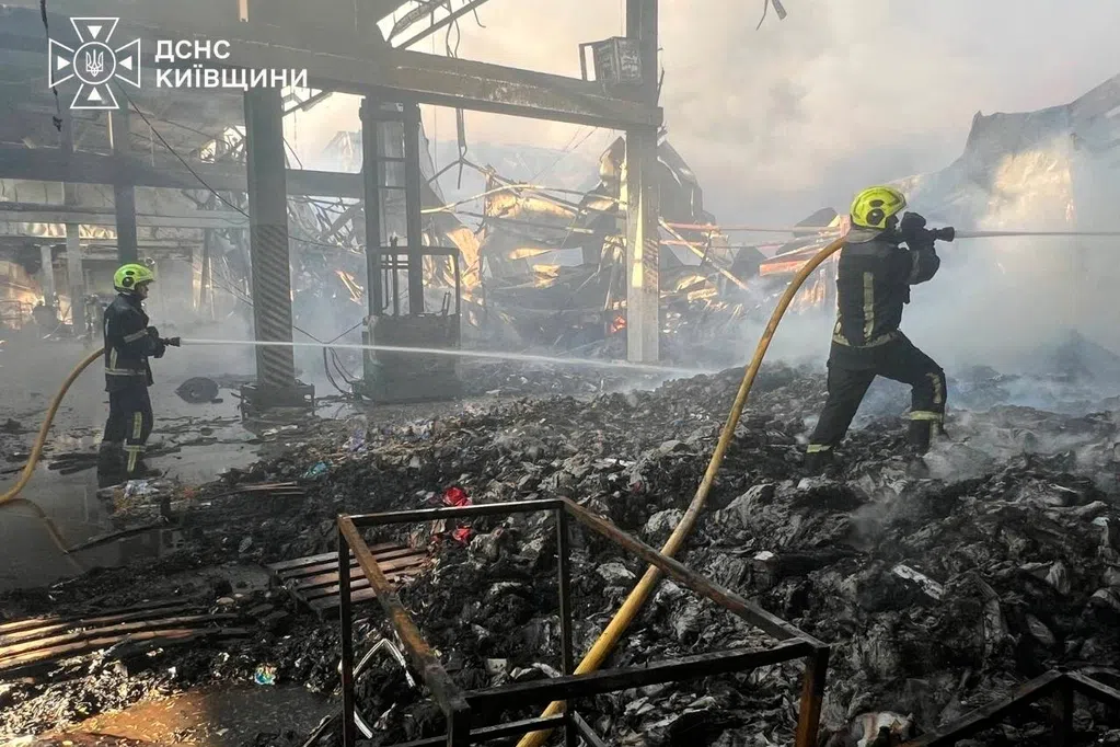 Kyiv Under Siege: Russian Aerial Bombardment Intensifies Amid High-Level Peace Maneuvers