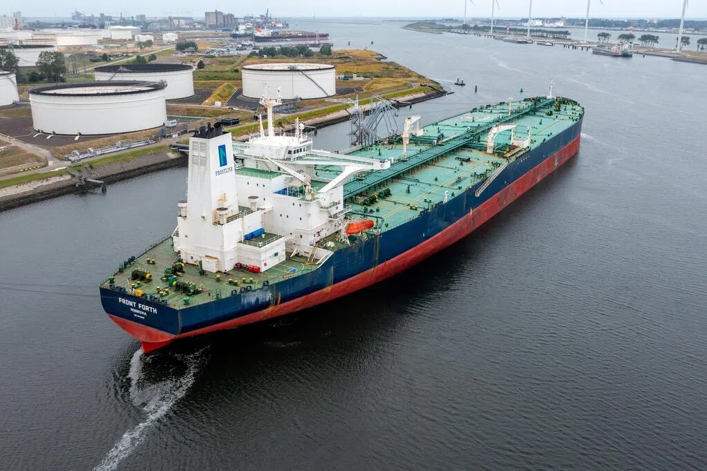 Global Oil Logistics Hit by Shipping Cost Surge as Vessel Shortages Disrupt Trade