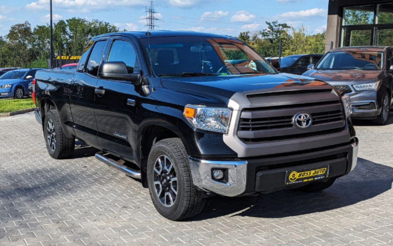 Toyota Tundra с автомобилем в пикапе