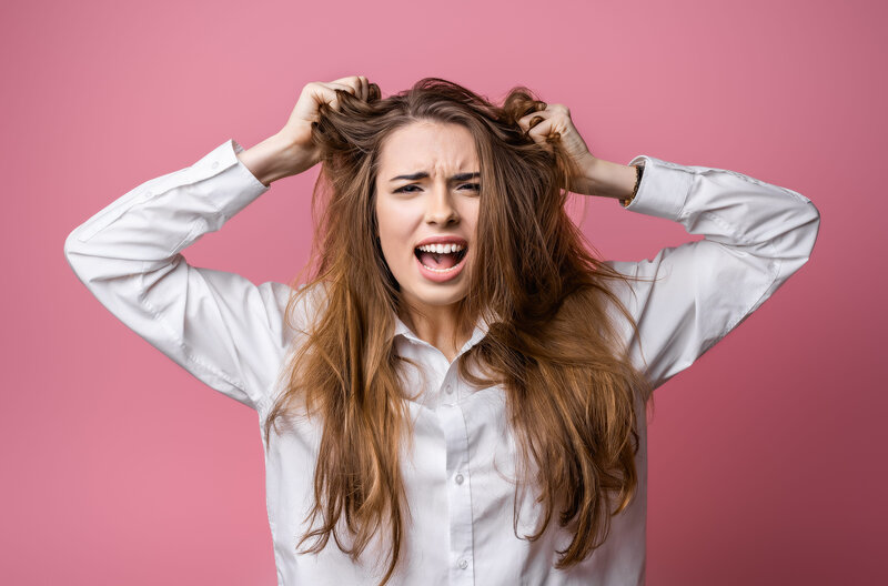 Miért viszket a fejbőröd? – okok, amikre nem gondolnál