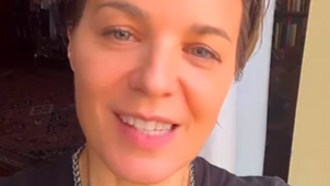 Évek óta sláger a 30 éve írt dala: ma senki nem ismeri fel ezt az 50 éves nőt