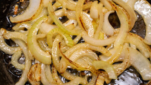 Ezzel a zseniális trükkel mindig üveges lesz a hagyma sütés közben