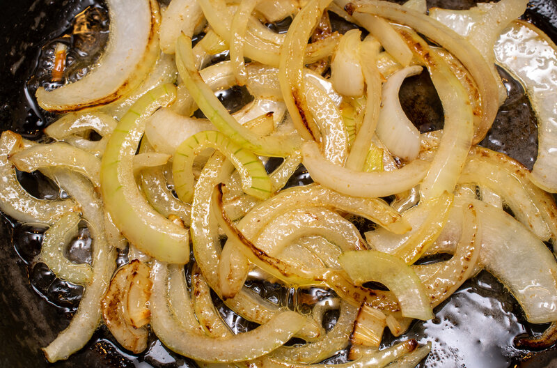 Ezzel a zseniális trükkel mindig üveges lesz a hagyma sütés közben